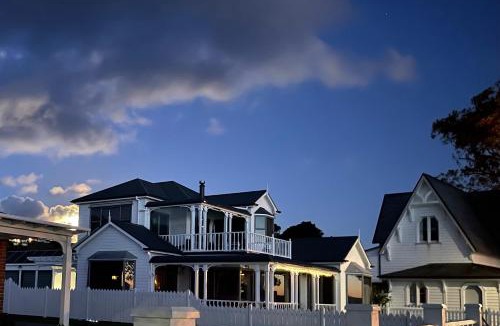 Russell House | Paradise on The Strand