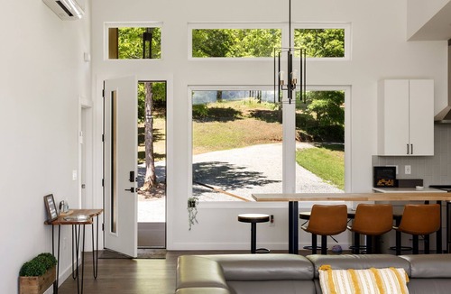 Young Harris Cabin | Paradise View is a 4BR/3BA retreat for 8 in the N Georgia mountains, featuring panoramic views, a cozy screened patio, hammock, firepit, game room, and chef’s kitchen. Dog-friendly and perfect for holiday gatherings, winter escapes, and festive stay.