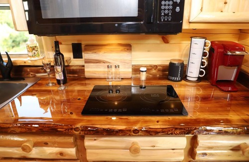 Millersburg Cabin | ParadisePeak Hummingbird Cabin with indoor Jacuzzi in the heart of Amish Country