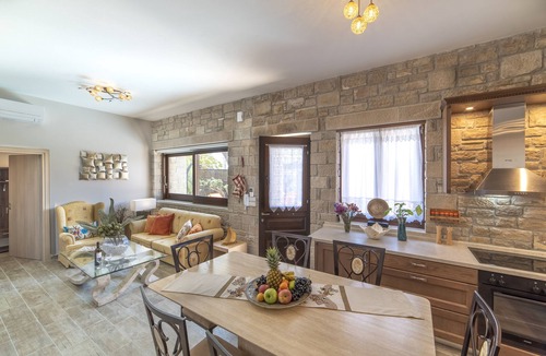 Koutsouras Villa | Paradisos traditional stone villa with whirlpool next to beach
