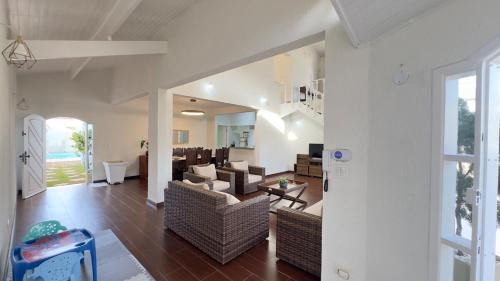 Peruibe House | Paraiso a Beira Mar - Sobrado com 6 Suites, Piscina, Ar Condicionado, Wi-Fi, Churrasqueira e Vista para as Montanhas