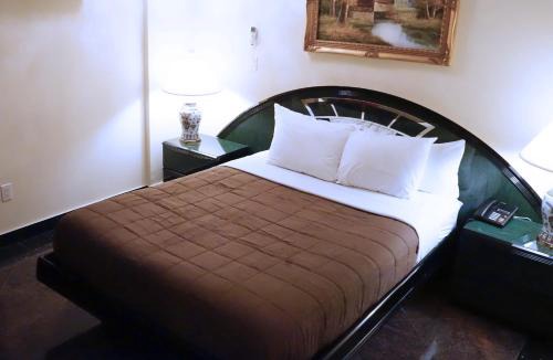 Queens Hotel | Paris Suites Hotel