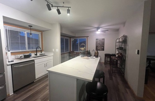 Milwaukee House | Paris theme cozy single family friendly home. Near MKE airport. Near hwy too!