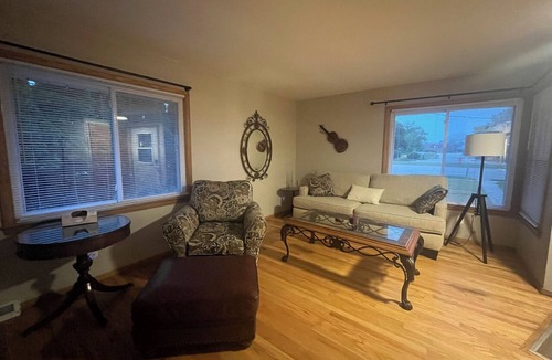 Milwaukee House | Paris theme cozy single family friendly home. Near MKE airport. Near hwy too!