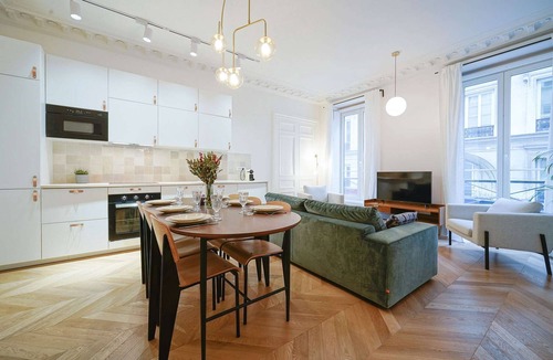 Quartier du Faubourg-Montmartre Apartment | Parisuites 6 people accomodation Central Grands Boulevards Design Folies Bergères