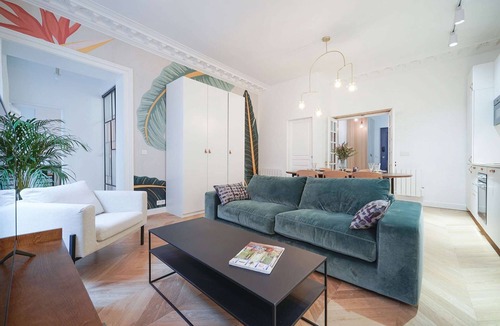 Quartier du Faubourg-Montmartre Apartment | Parisuites 6 people accomodation Central Grands Boulevards Design Folies Bergères