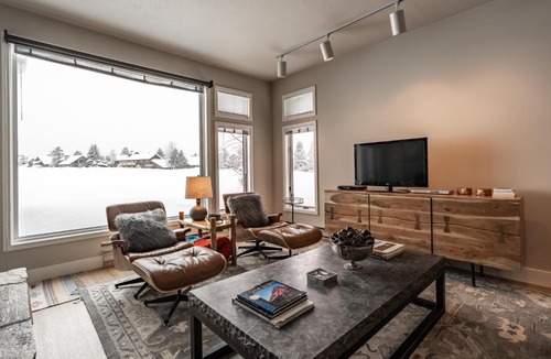 Big Sky Meadow Village Hotel | Park 286