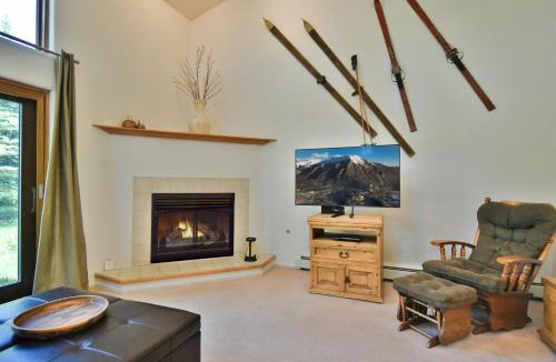 Park Forest Estates Apartment | Park Forest Deer Trail Townhome: Hot Tub, On Shuttle Route