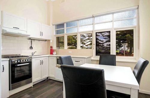 Glenelg Apartment | Park View 'Elysian' WIFI + Netflix