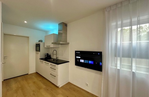 Nijmegen Apartment | Park View Studio - Features Free Wifi, Bright Furnishings and Modern Facilities
