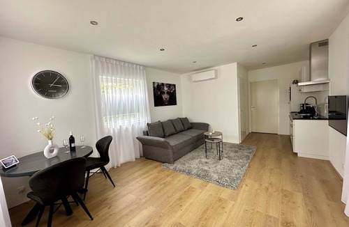 Nijmegen Apartment | Park View Studio - Features Free Wifi, Bright Furnishings and Modern Facilities