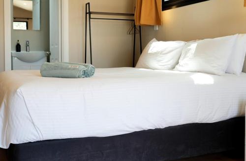 Parkes Hotel | Parkes Cabins