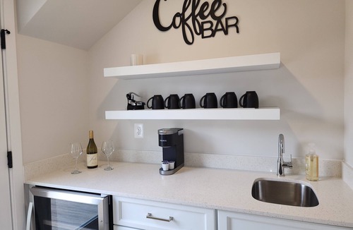 Parole House | Parking. Short Uber Ride. Townhouse in Annapolis! 3 Miles from USNA and Downtown