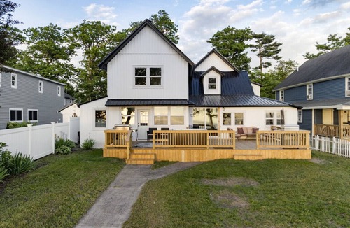 Sylvan Beach House | Parks Slice Heaven | 2BR Waterfront| with Hot tub