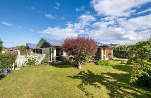 Blenheim House | Parkside Haven Retreat - ideally positioned just 2 minutes from the CBD