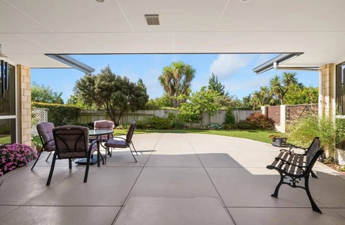 Blenheim House | Parkside Haven Retreat - ideally positioned just 2 minutes from the CBD
