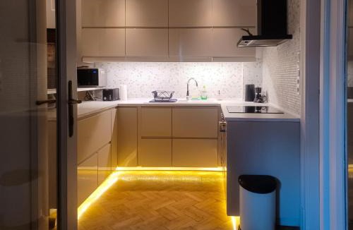 Szentimrevaros Apartment | Parkside Modern Classic Garden View Apartment