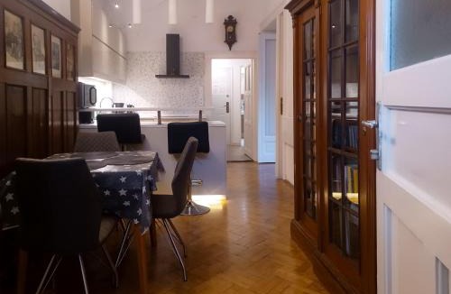 Szentimrevaros Apartment | Parkside Modern Classic Garden View Apartment