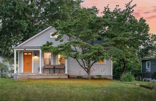 Lexington House | Parkview Cottage | Walkable to Food, Shops, Pool