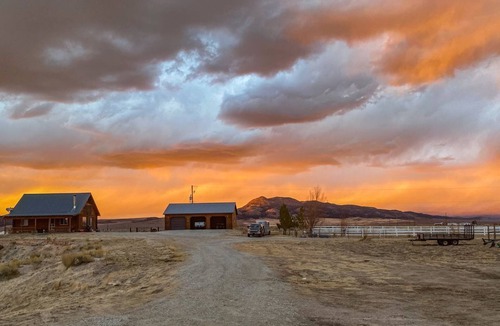 Mammoth Creek Cabin | Parowan Llama Ranch Getaway