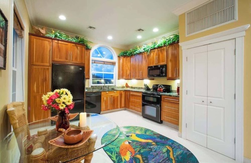 North Side House | Parrot ise 4BR Oceanfront Villa - Pool, Tiki Bar & Secluded Beach