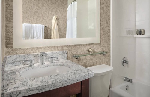 Central Mission Beach Hostel | Partial Bay View Studio King, Bahia Resort, Spa and Heated Pool, Near SeaWorld