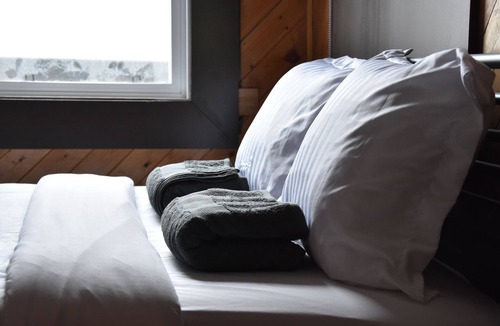 Town Centre Hostel | Party Hostel- Canmore Hotel Hostel