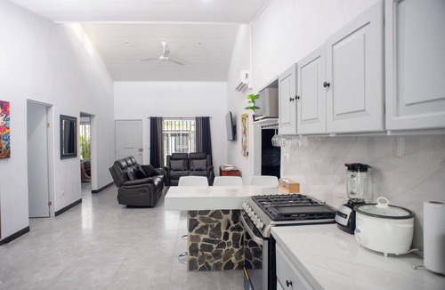 Jaco House | Party Villa with Pool, Walk to Clubs