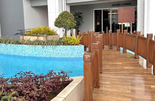Pasay Condo | PASAY MOA SMDC BREEZE RESIDENCES NEAR PICC AIRPORT WORLD TRADE POOL WIFI MANILA