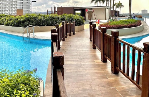 Pasay Condo | PASAY MOA SMDC BREEZE RESIDENCES NEAR PICC AIRPORT WORLD TRADE POOL WIFI MANILA