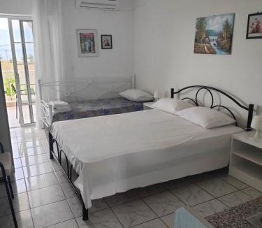 Psakoudia Apartment | Paschalia sea view studios