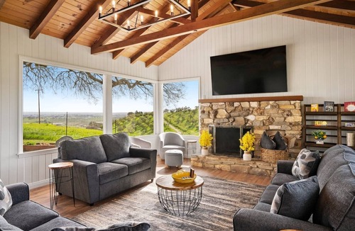 Paso Robles Villa | Paso Robles Wine Country Stay, Pool and Views