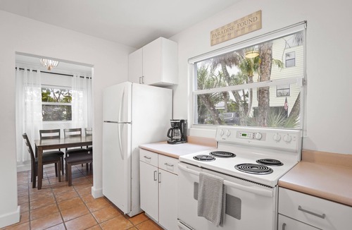 Pass-a-Grille Cabin | Pass-A-Grille St Pete Beach Bungalows Parking Wi-Fi