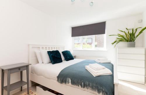 Coombe Hill Apartment | Pass the Keys Charming Tranquil 2 BR Kingston Escape London