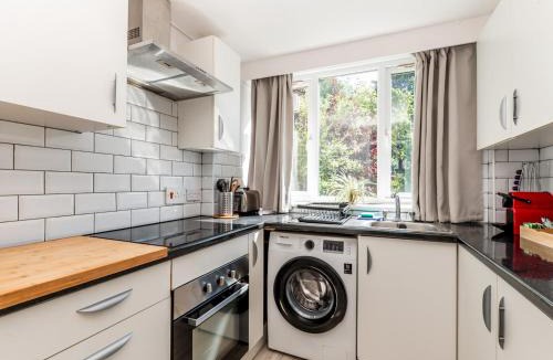 Coombe Hill Apartment | Pass the Keys Charming Tranquil 2 BR Kingston Escape London
