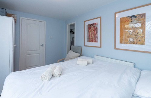 Lychpit Apartment | Pass the Keys | Basingstoke Charming King Beds Flat in Basingstoke Sleeps 4