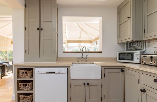 Fifield House | Pass the Keys | Brambles Spacious Home Sleeps 8 Legoland Windsor in 5mins