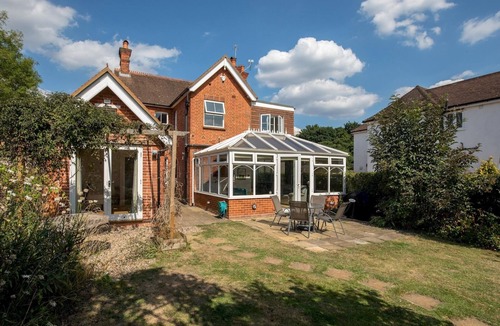 Fifield House | Pass the Keys | Brambles Spacious Home Sleeps 8 Legoland Windsor in 5mins