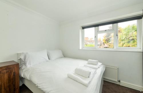 Tilehurst House | Pass the Keys Bright House with Smart TV Home Comforts