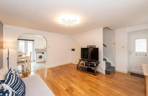 Tilehurst House | Pass the Keys Bright House with Smart TV Home Comforts