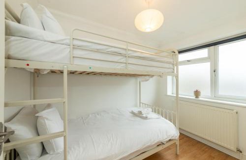 Tilehurst House | Pass the Keys Bright House with Smart TV Home Comforts