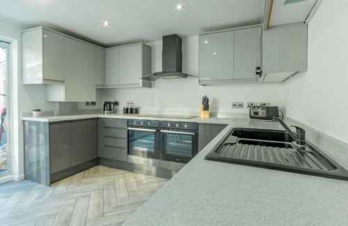 Basildon House | Pass the Keys | Large 4 Bedroom Home | Stunning views | Contractor