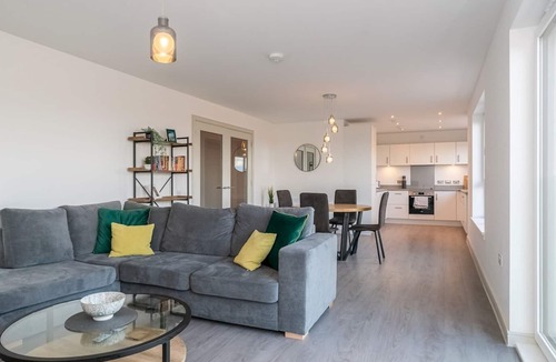 Newhaven Apartment | Pass the Keys | Modern 3Bed Flat with Free Parking and Stunning Views