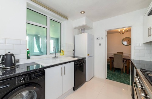 Tilehurst House | Pass the Keys | Spacious & Fabulous 3 BDR Family House