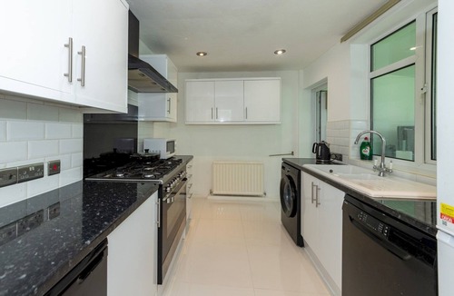 Tilehurst House | Pass the Keys | Spacious & Fabulous 3 BDR Family House