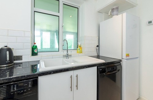 Tilehurst House | Pass the Keys | Spacious & Fabulous 3 BDR Family House