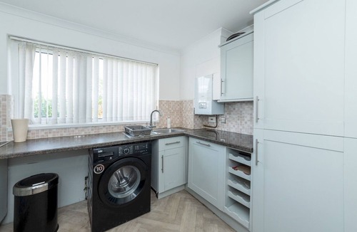 Reading House | Pass the Keys | Spacious Modern 4-Bedroom Home RG2