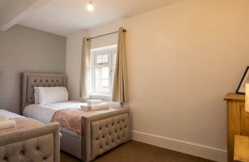 Old Windsor House | Pass the Keys | Spacious 4 Bed by River Thames Old Windsor