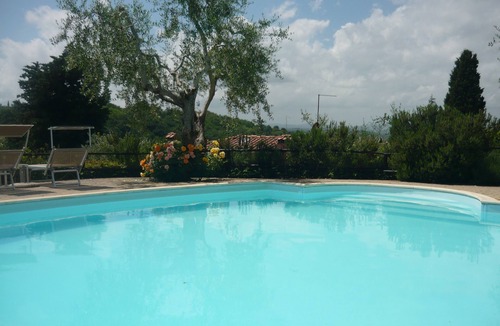 Poggibonsi Apartment | PASSERO:Peaceful farmhouse close to Tuscany 's best treasures, 1 mile from shops