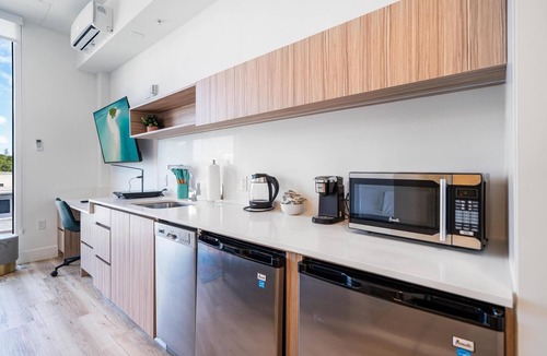 East Little Havana Apartment | Pastel Studio | Downtown View, Roof Deck, Central